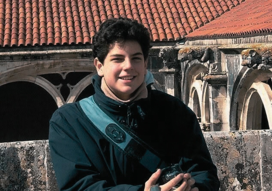 Imagem horizontal representando São Carlo Acutis